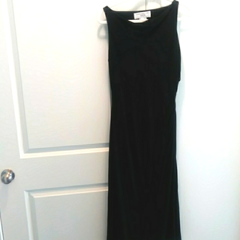 Long sleeveless dress with a slit on the left side of the leg